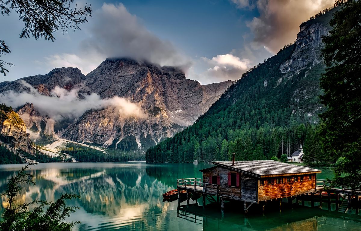 Paisagem de lago e montanhas